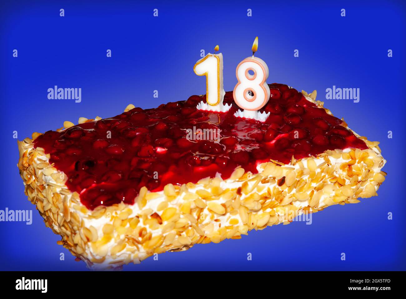 18th cumpleaños. Delicioso pastel con velas en forma de número para la  fiesta de la edad de venir aislado en blanco Fotografía de stock - Alamy