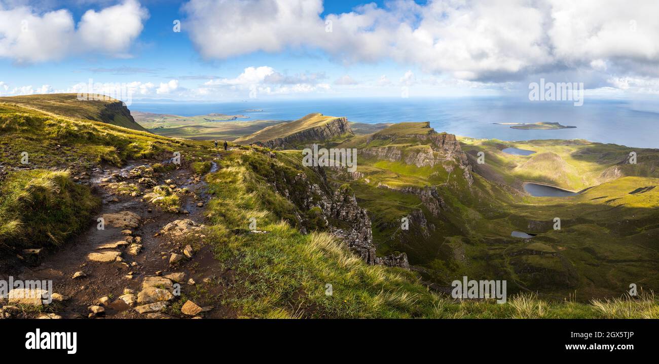 Vista panorámica del impresionante paisaje alrededor del Quiraing, Isla de Skye, Escocia, Reino Unido. Foto de stock