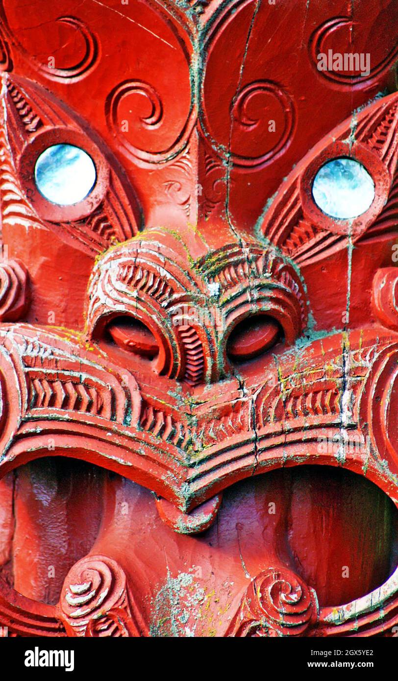 Un tekoteko maorí de madera roja con una lengua sobresaliente y ojos de cáscara de Paua se encuentra en Rotorua, Nueva Zelanda en 2005. Contar historias a través de artesanías de madera es una tradición maorí con cada tekoteko contando una historia única. Foto de stock