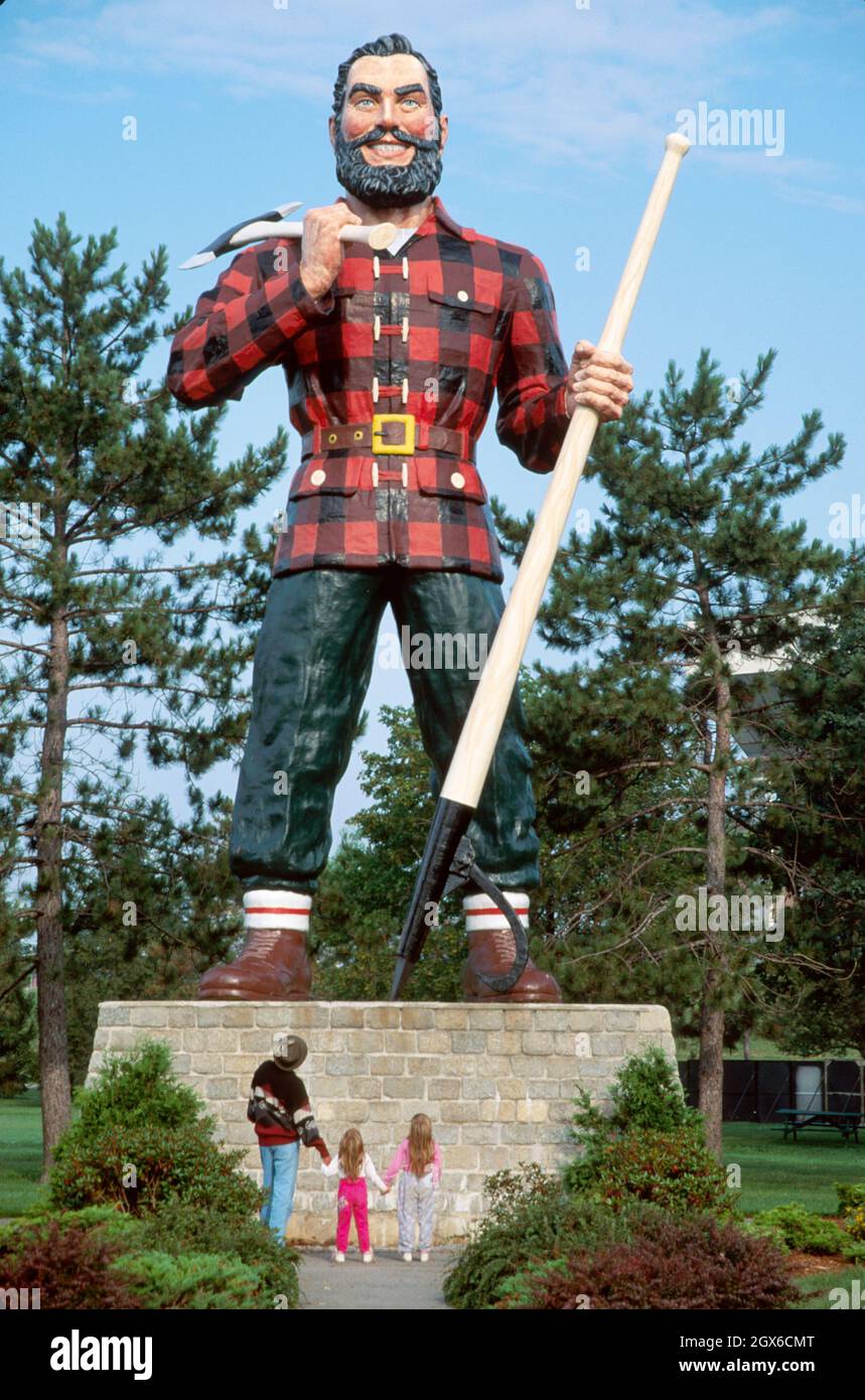 Bangor Maine, la estatua de fibra de vidrio más grande del mundo de Paul Bunyan, monumento conmemorativo antiguo capitolio de madera del mundo de la familia Foto de stock