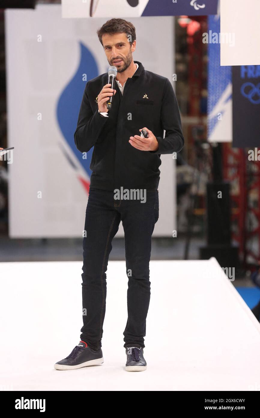 Tony Estanguet asistió a la ceremonia de inauguración del nuevo emblema  olímpico y paralímpico francés, casi 100 días antes de los Juegos de  invierno de Beijing 2022, en la fábrica Le Coq
