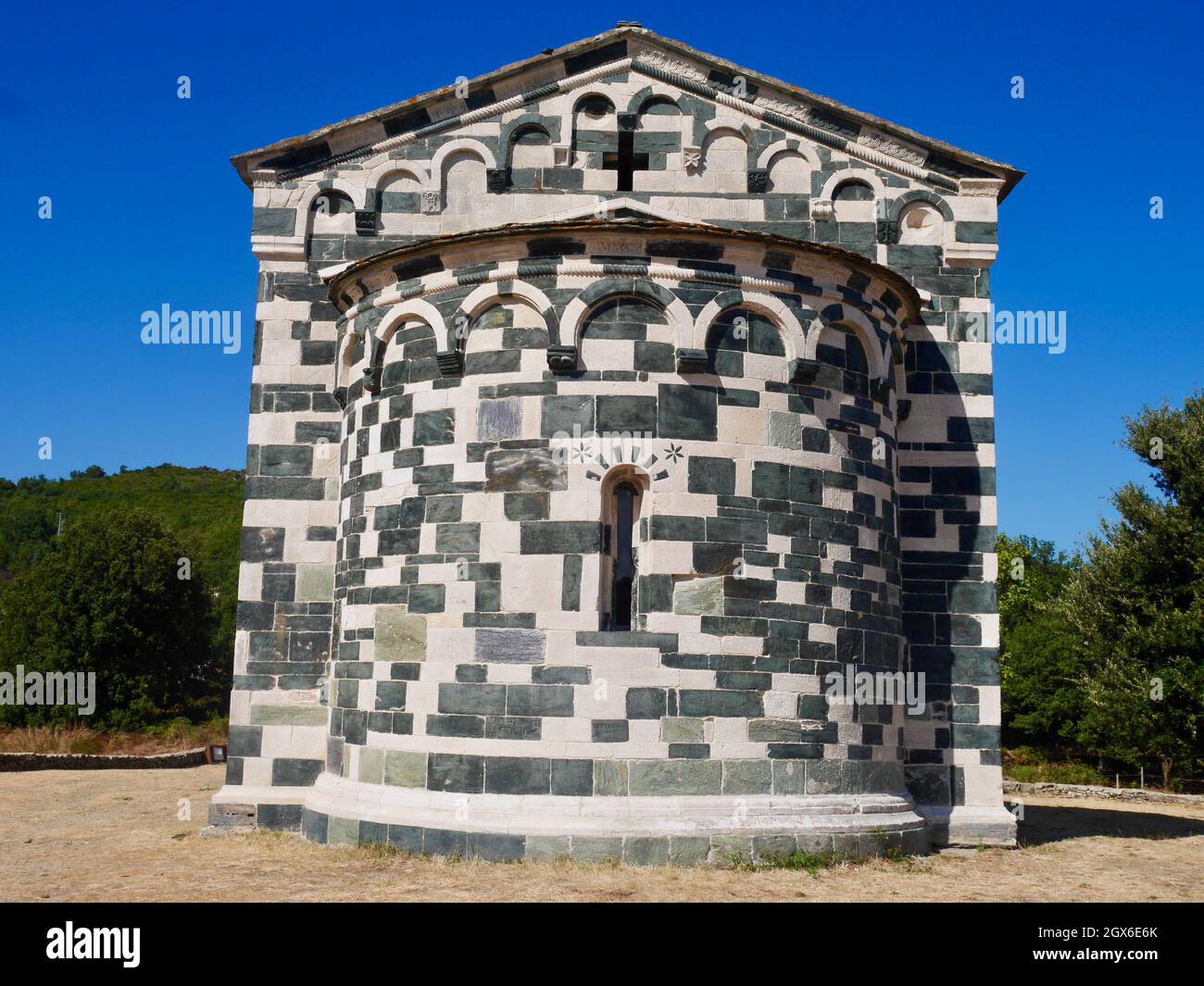 Iglesia románica de San Michele de Murato, monumento histórico, capilla de piedra policromada, Córcega, Francia. Foto de stock