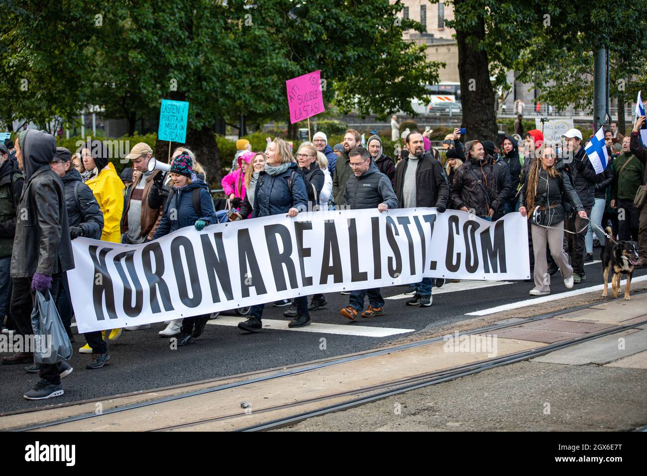 Koronarealistit. Manifestación contra la vacunación contra el coronavirus en Helsinki, Finlandia. Foto de stock