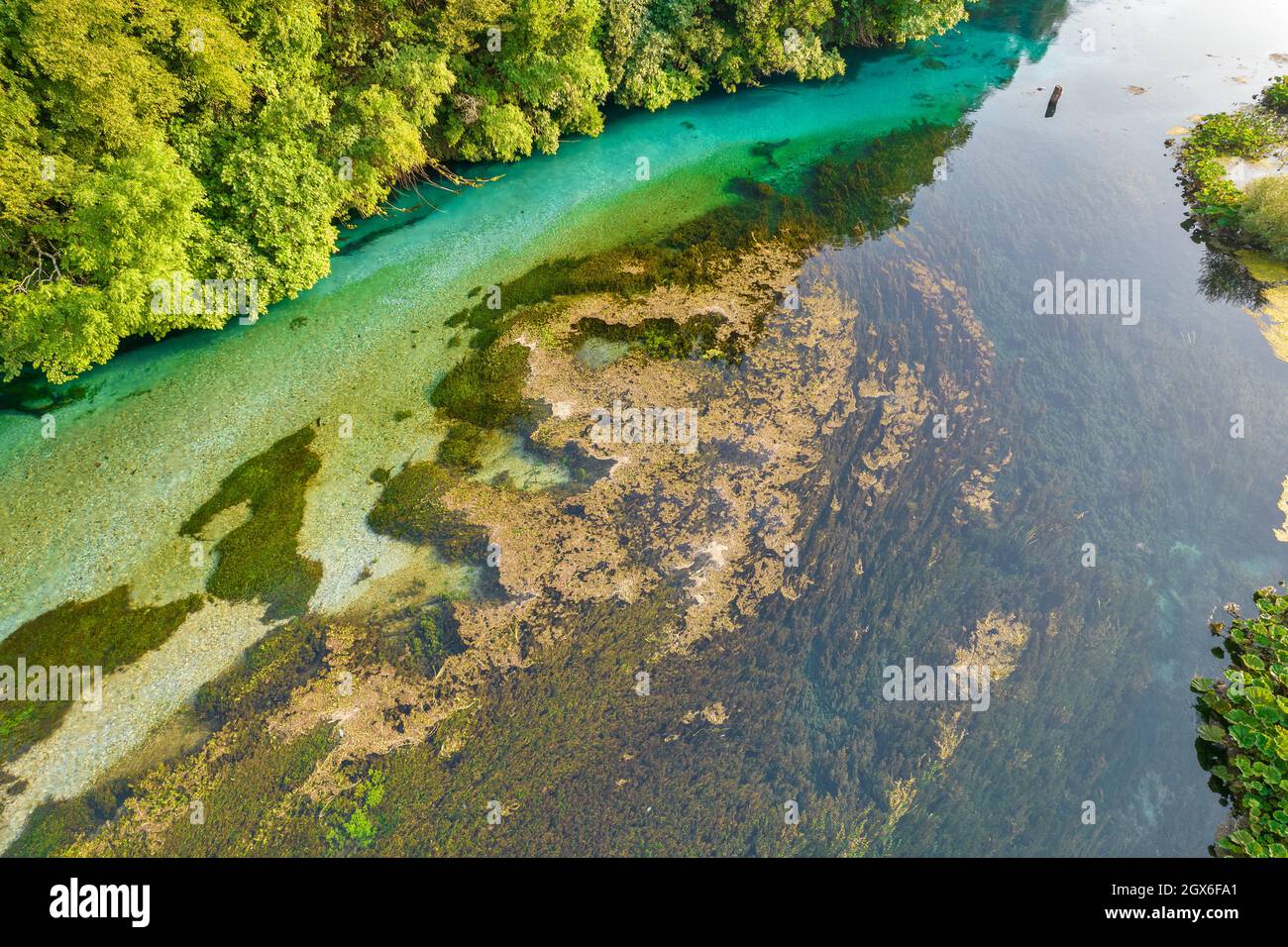 Vista aérea de aviones teledirigidos sobre el manantial de agua Blue Eye cerca de Muzine en el condado de Vlore, al sur de Albania. Una atracción turística popular. Foto de stock