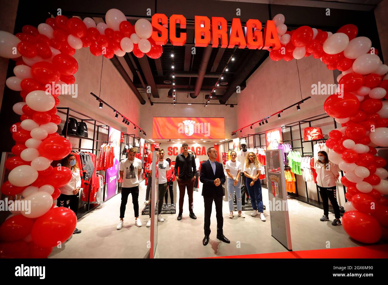 Braga, 10/04/2021 - El presidente de Sporting Clube de Braga y seis  jugadores esta tarde inauguraron la nueva tienda del club en el centro  comercial Braga Parque. Nueva tienda SC Braga en