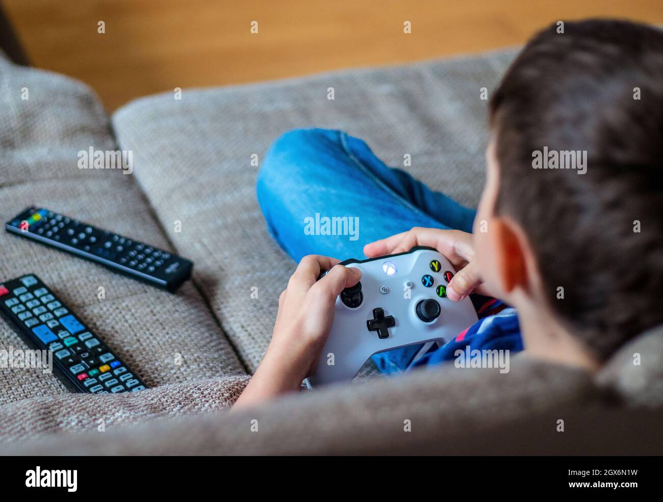 Boy playing xbox fotografías e imágenes de alta resolución - Alamy