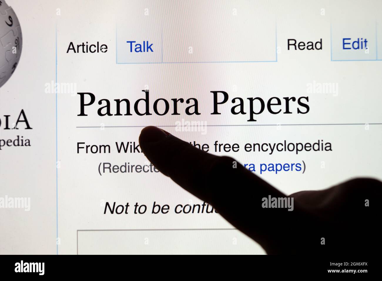 Pantalla con Wikipedia búsqueda de documentos de Pandora. 11,9 millones de  documentos filtrados que fueron publicados por los periodistas  internacionales Fotografía de stock - Alamy