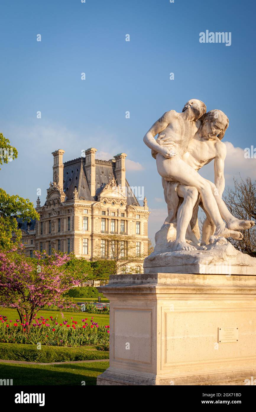Estatua del buen Samaritano - le Bon Samaritain, en el Jardín de las Tullerías con el Museo del Louvre más allá, París Francia Foto de stock