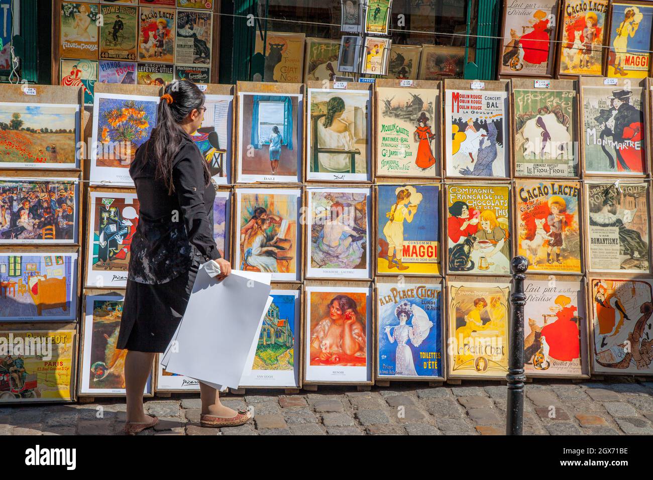 Comerciante femenino que vende impresiones de arte histórico hecho famoso en y alrededor de París - Montmartre, París, Francia Foto de stock