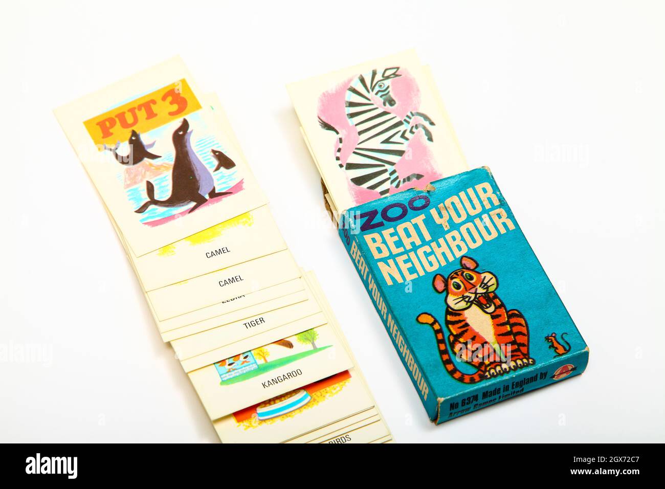 Zoológico de la Vintage Bata a su vecino juego de la tarjeta de los niños Foto de stock