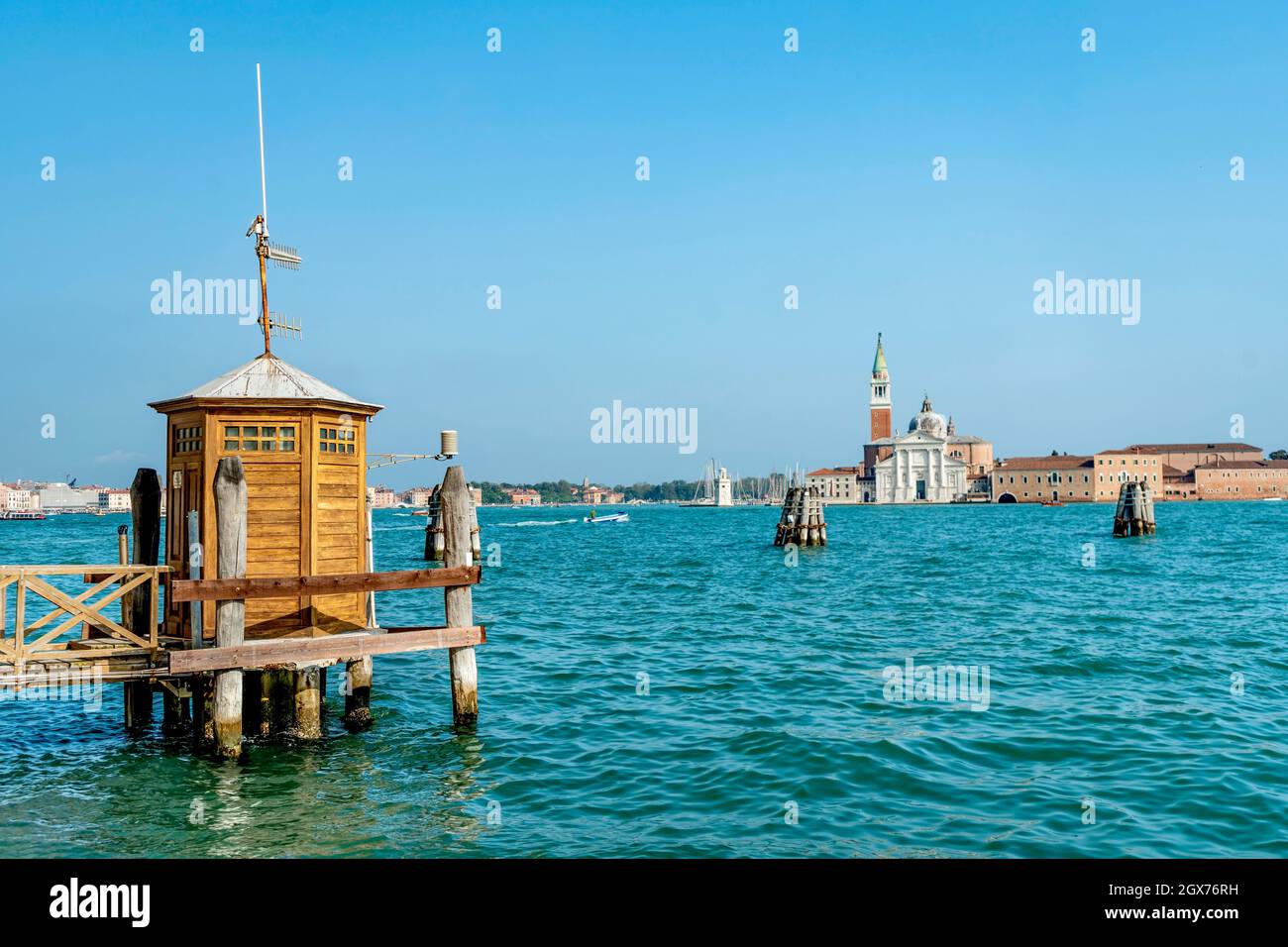 Estación de medición del nivel del mar en Punta della Dogana, laguna de Venecia, Italia Estación de medición del nivel del mar en Punta della Dogana, laguna de Venecia, Italia