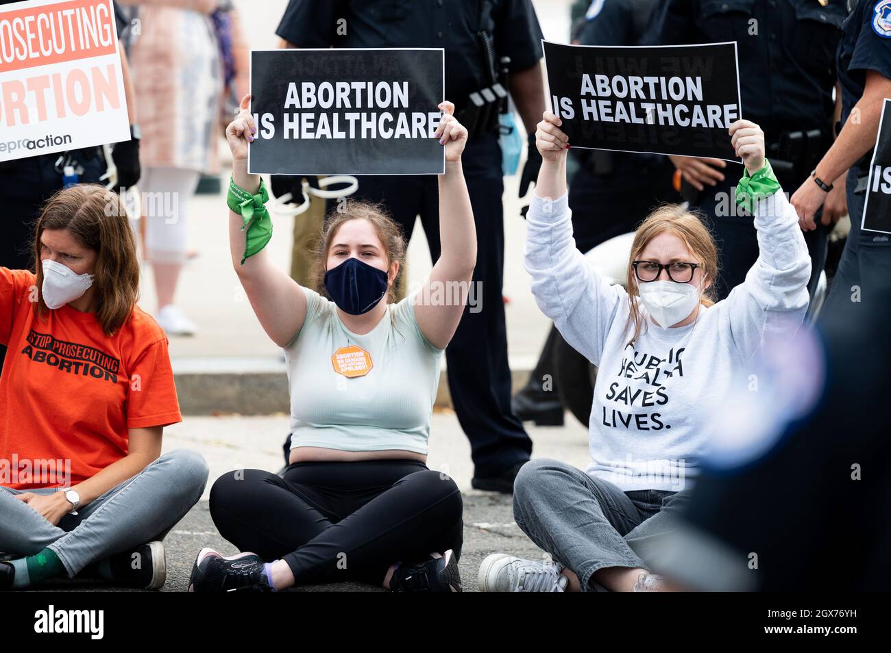 Washington, Estados Unidos. 04th Oct, 2021. Durante una manifestación, los manifestantes muestran que el aborto es asistencia sanitaria. Los manifestantes pro-vida y pro-elección se congregan frente a la Corte Suprema. Crédito: SOPA Images Limited/Alamy Live News Foto de stock