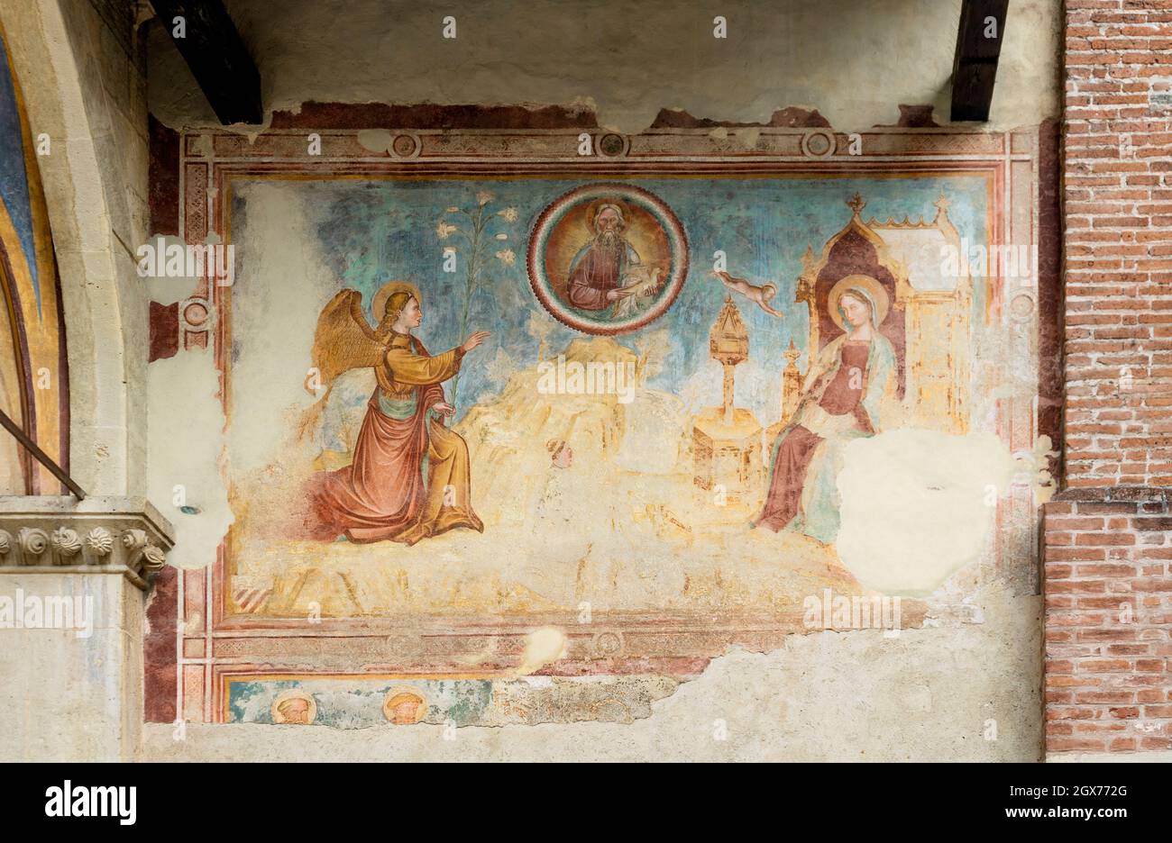 Frescos que representan la Anunciación, en la fachada de la iglesia de San Francesco en Bassano del Grappa, provincia de Vicenza, región del Véneto, Italia Foto de stock
