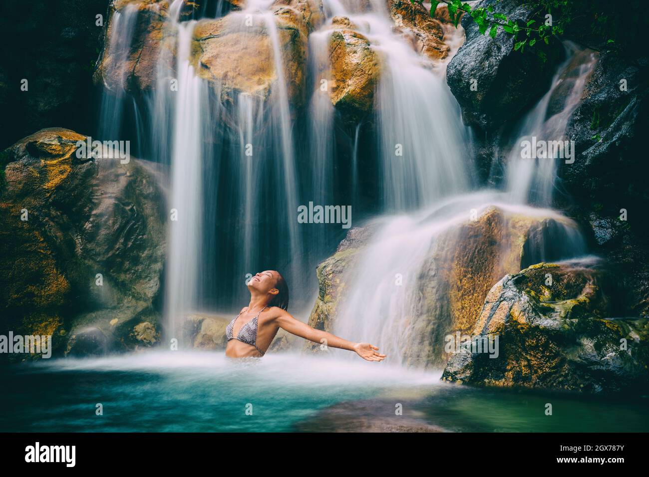 Wellness spa cascada mujer con los brazos abiertos en libertad relajarse en  la naturaleza cascada. Relajación en unas vacaciones tropicales  paradisíacas. Vacaciones en Hawaii Fotografía de stock - Alamy