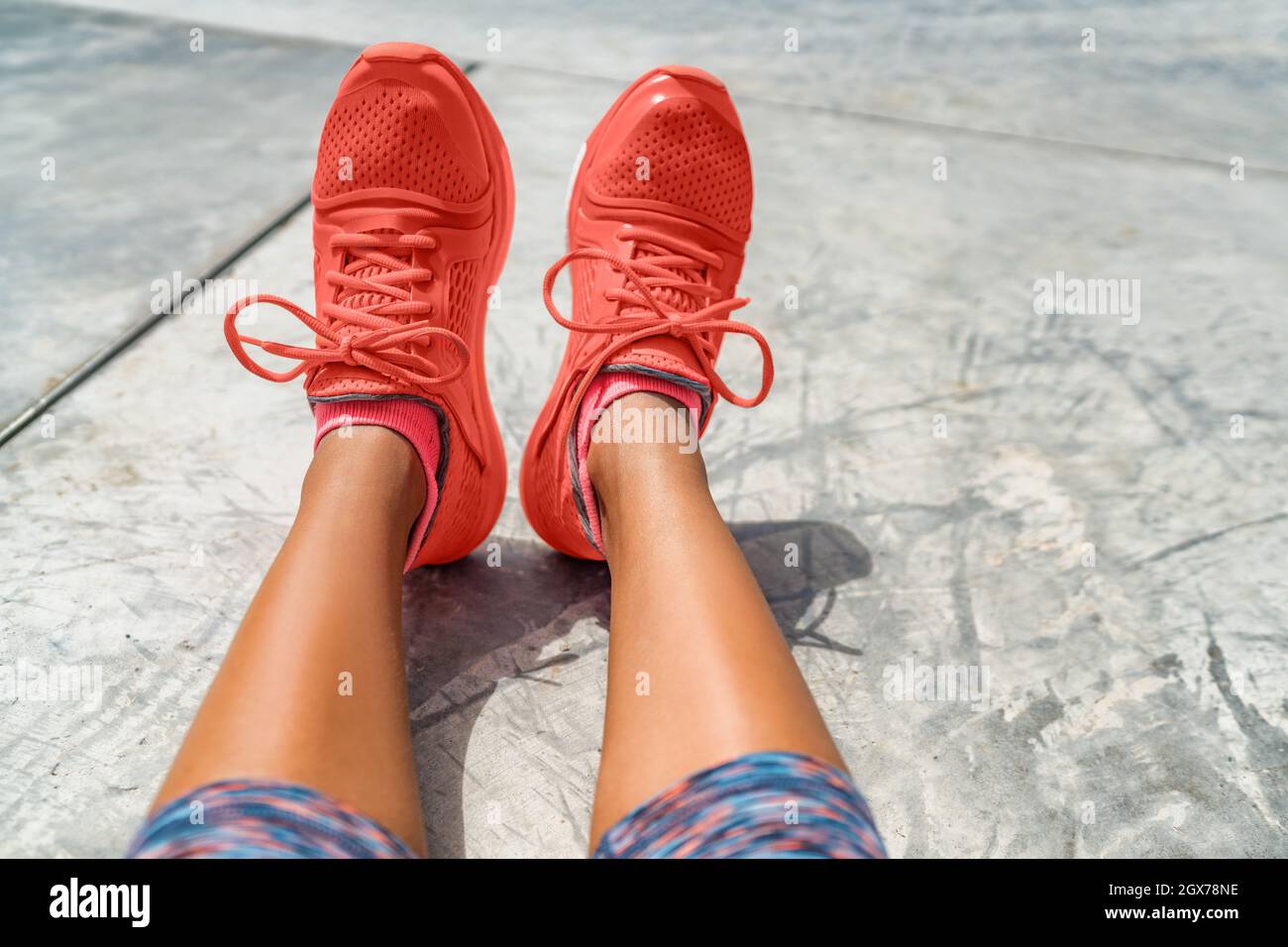 Zapatillas de running ropa de moda mujer en color Pantone año 2019 coral naranja. Zapatillas deportivas para ropa fitness para mujer. Selección de PDV de Fotografía de stock Alamy