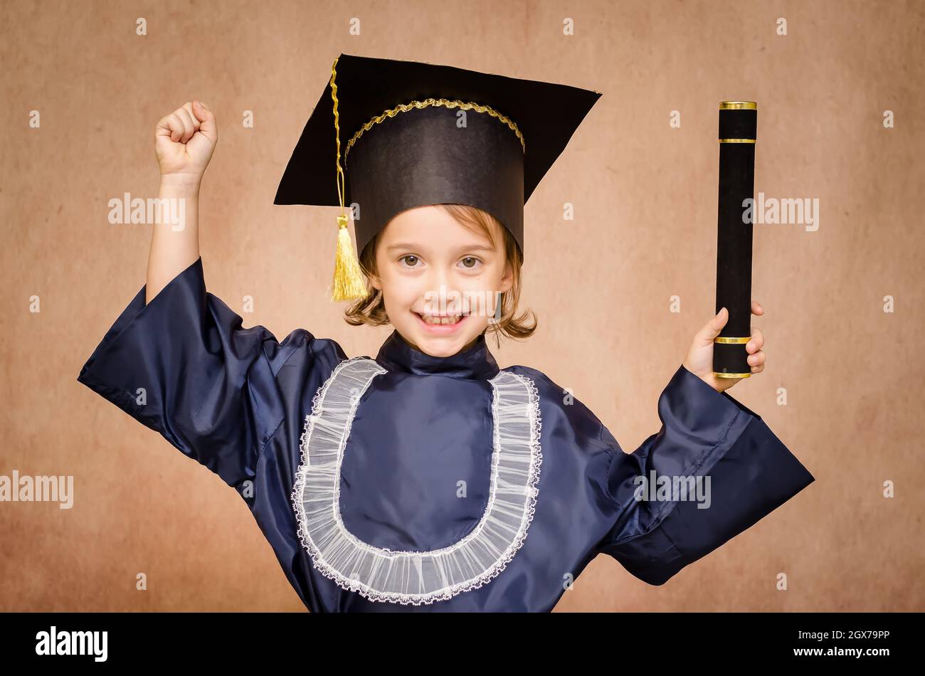 Hermosa niña feliz con su graduación. Vestida con su gorra de graduación y  diploma en la mano Fotografía de stock - Alamy