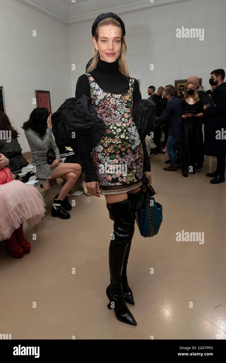 Natalia Vodianova en GIAMBATTISTA VALLI SS22 pista de aterrizaje durante la Semana de la Moda de París - París, Francia. 04/10/2021 Foto de stock