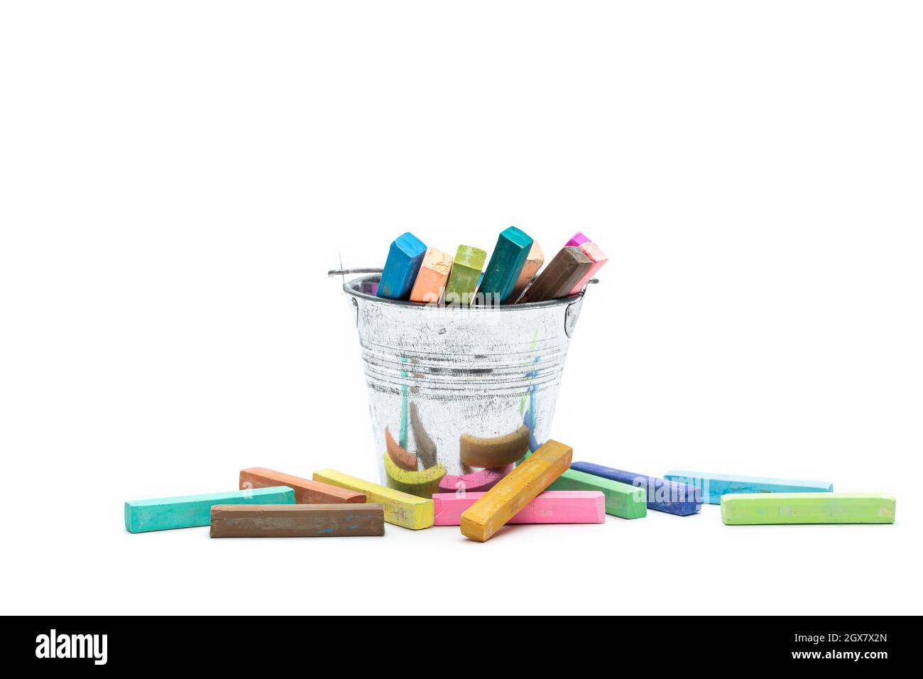 Cuadrados de colores pastel tizas se coloca en una lata de estaño y sobre un fondo blanco. Foto de stock