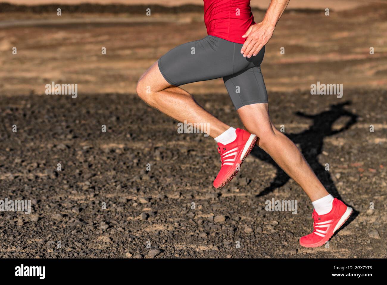 Zapatillas DE RUNNING SPORT RUNNER MAN Running on trail landscape. Un  estilo de vida activo y saludable, una persona adulta joven corriendo en  verano afuera Fotografía de stock - Alamy