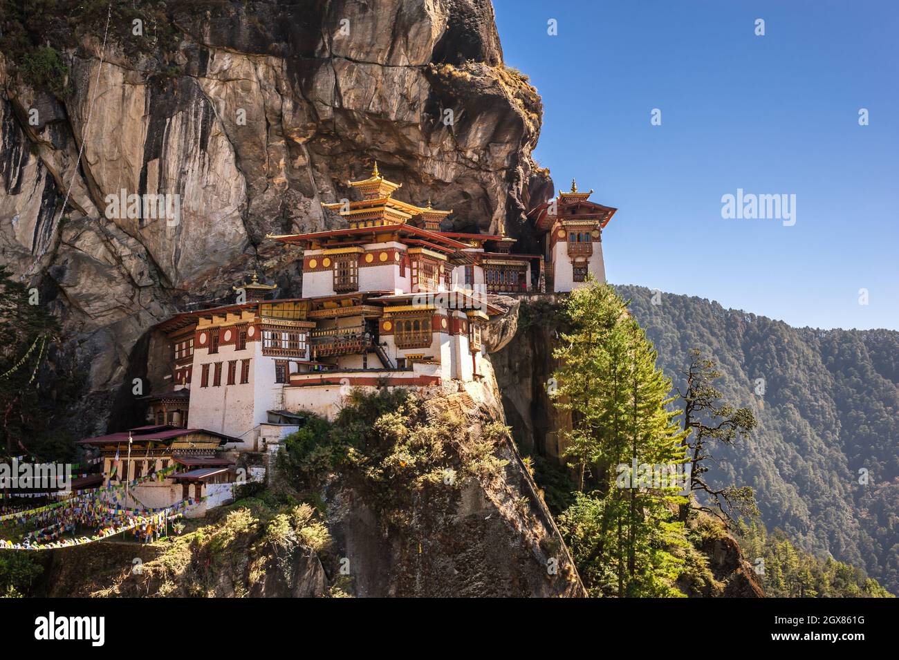 Paro Taktsang, conocido como Tiger's Nest, es un prominente sitio sagrados del budismo en Bután. Foto de stock