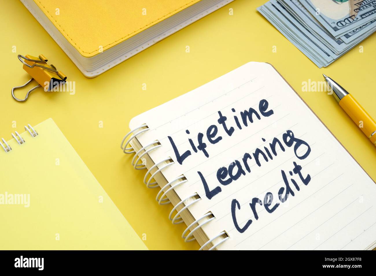 Memo de crédito de aprendizaje de por vida en la página. Foto de stock