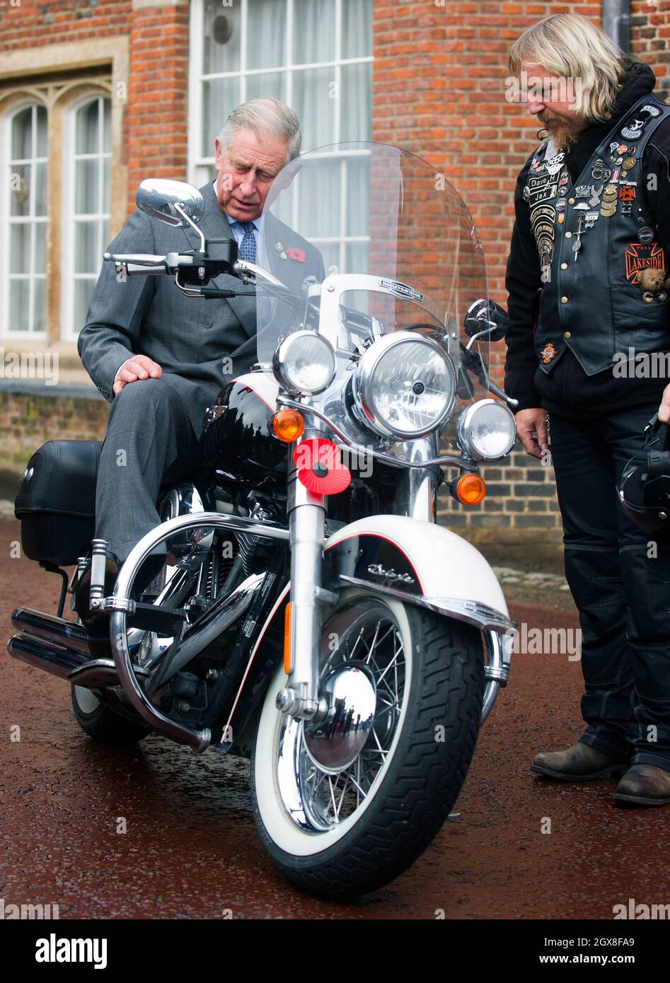 El Príncipe Carlos, Príncipe de Gales, se sienta en una moto mientras se reúne con miembros de la Royal British Legion Riders Branch en Clarence House en Londres. Foto de stock