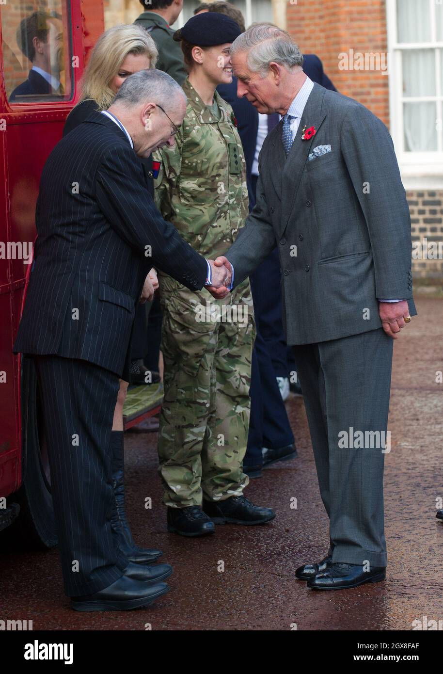El Príncipe Carlos, Príncipe de Gales, se reúne con embajadores y coleccionistas en el autobús rojo London Poppy Day en Clarence House en Londres. Foto de stock