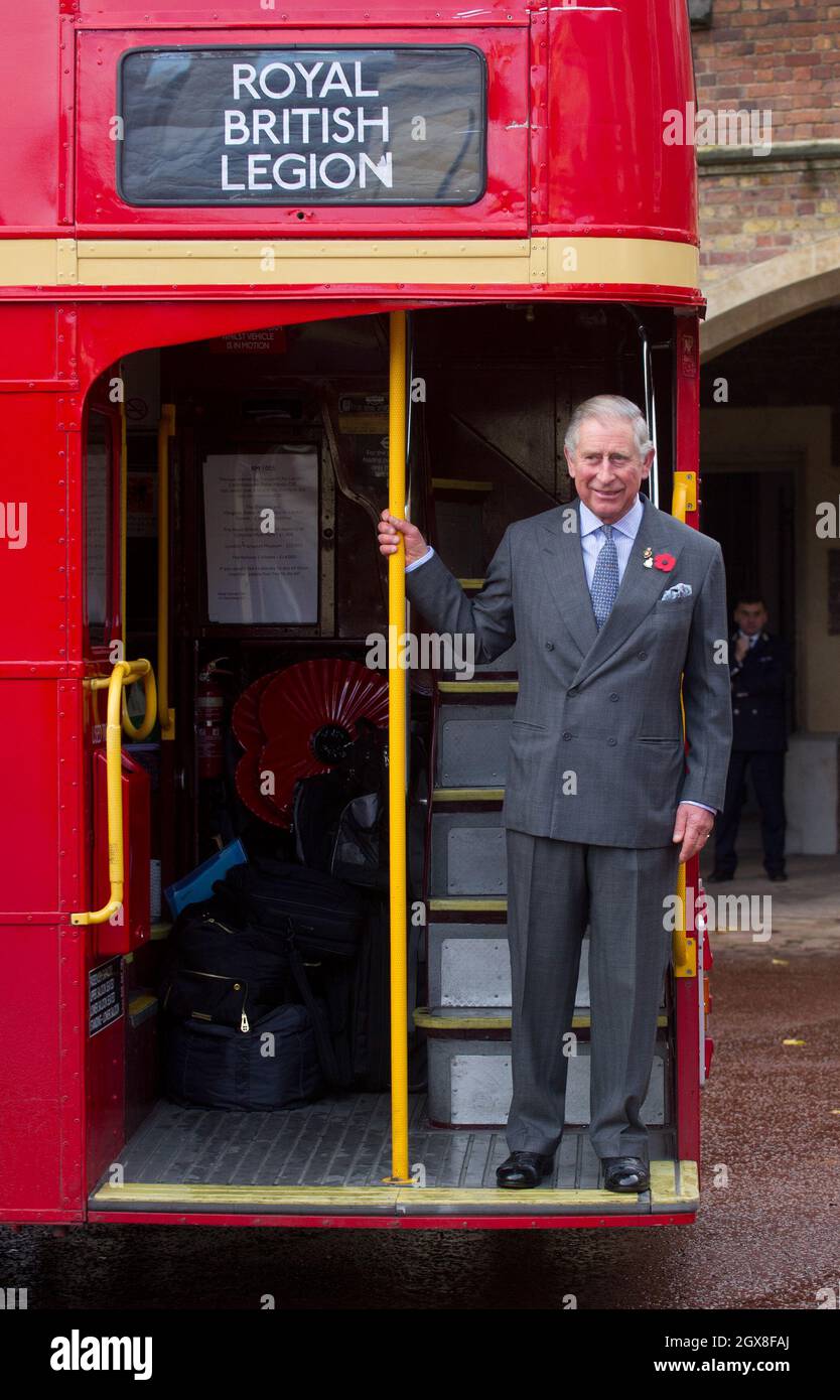 El Príncipe Carlos, Príncipe de Gales, se reúne con embajadores y coleccionistas en el autobús rojo London Poppy Day en Clarence House en Londres. Foto de stock
