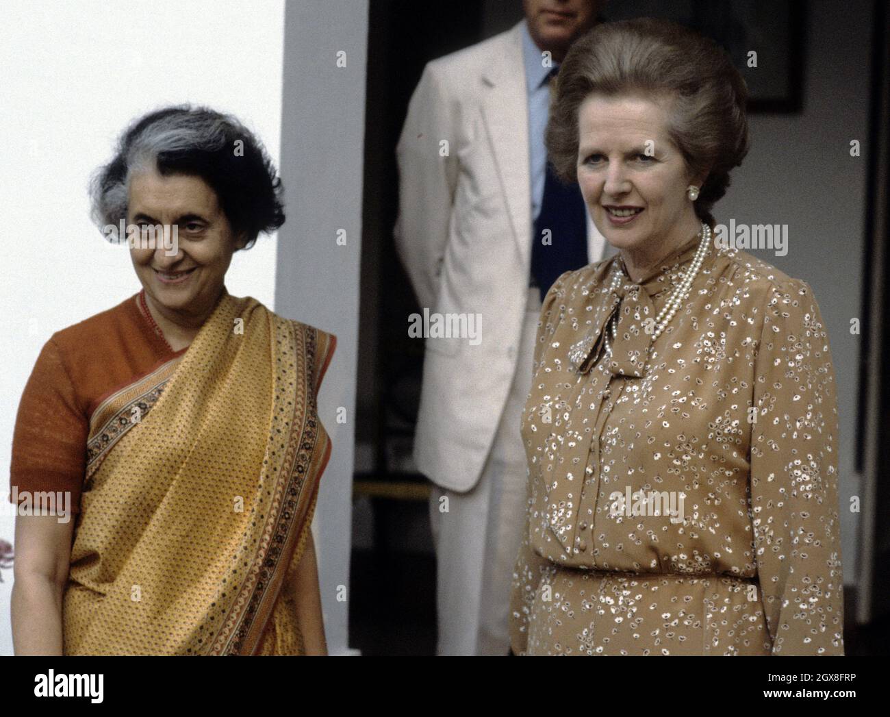 La Primera Ministra con Indira Gandhi en la Conferencia de la Commonwealth en noviembre de 1983 en la India Fotografía de stock - Alamy