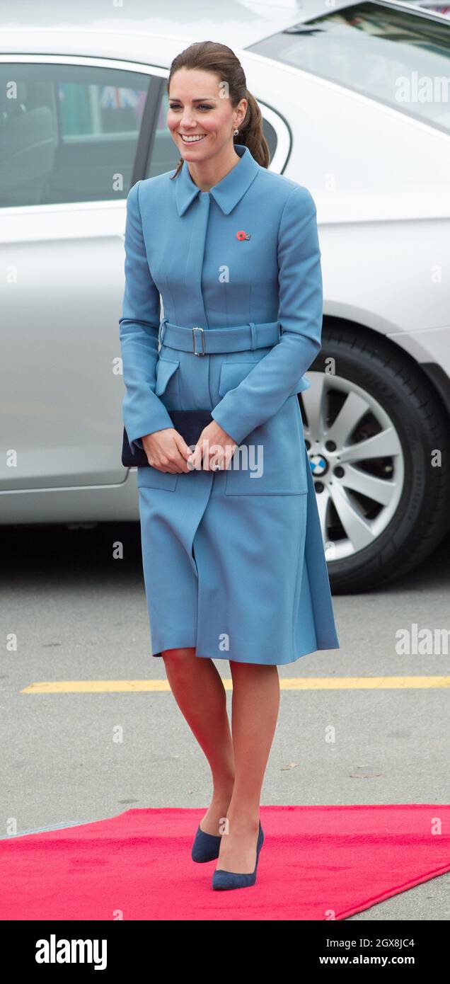 Catherine, duquesa de Cambridge, llega para asistir a una ceremonia de colocación de coronas y conmemoración en Seymour Square, Blenheim, Nueva Zelanda, el 10 de abril de 2014. La duquesa lleva un traje azul del diseñador Alexander McQueen. Foto de stock
