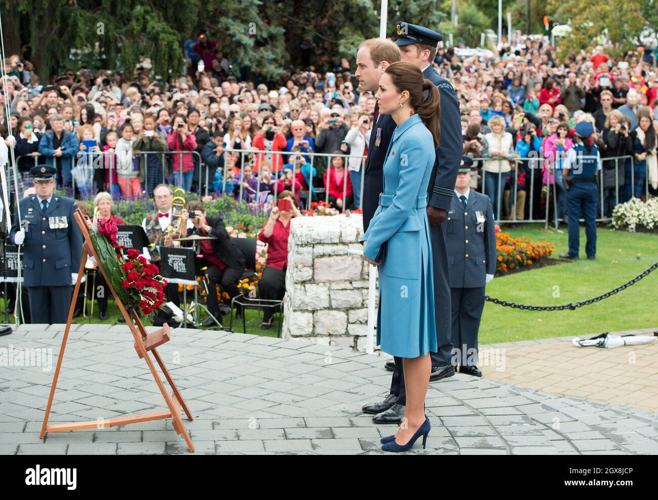 Catherine, duquesa de Cambridge y el príncipe Guillermo, duque de Cambridge asisten a una ceremonia de colocación de coronas y conmemoración en Seymour Square, Blenheim, Nueva Zelanda, el 10 de abril de 2014. La duquesa lleva un traje azul del diseñador Alexander McQueen. Foto de stock