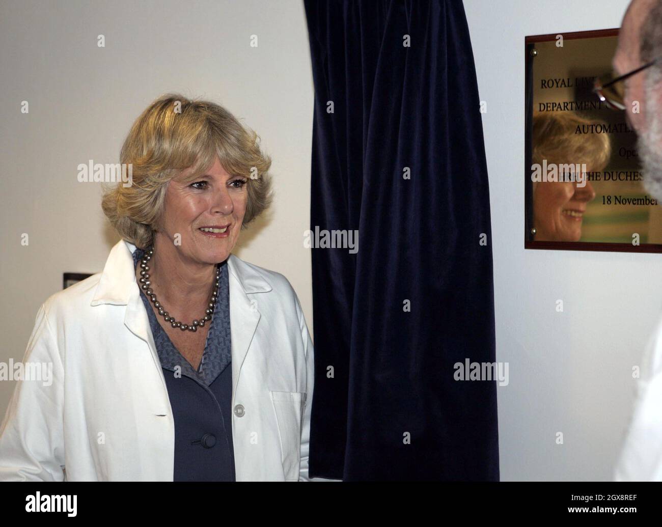 Camilla, Duquesa de Cornwall como Presidenta de la Sociedad Nacional de Osteoporosis, desvela una placa cuando visita el Royal Liverpool University Hospital y abre la nueva unidad metabólica el 18 de noviembre de 2005. Anwar Hussein/allactiondigital.com Foto de stock