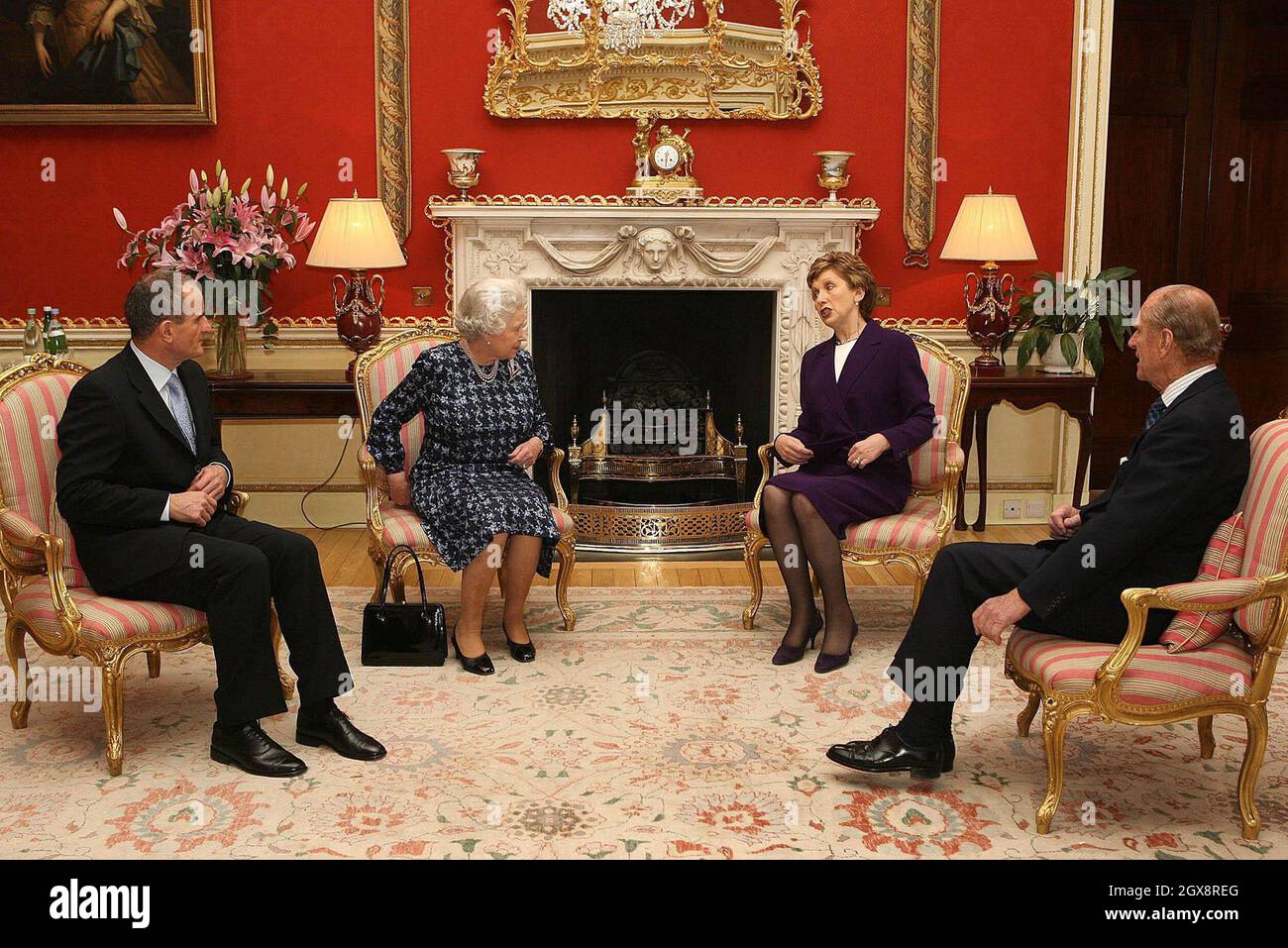 La reina Isabel II y el príncipe Felipe, duque de Edimburgo se reúnen con la presidenta irlandesa Mary McAleese y su marido el Dr. Martin McAleese en el Castillo de Hillsborough, Belfast. Es la primera visita de la Reina a Irlanda del Norte desde febrero de 2003. Anwar Hussein/allactiondigital.com Foto de stock
