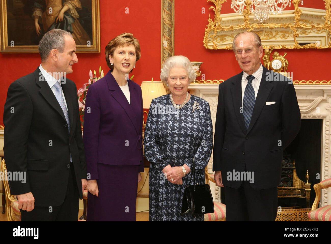 La reina Isabel II y el príncipe Felipe, duque de Edimburgo se reúnen con la presidenta irlandesa Mary McAleese y su marido el Dr. Martin McAleese en el Castillo de Hillsborough, Belfast. Es la primera visita de la Reina a Irlanda del Norte desde febrero de 2003. Anwar Hussein/allactiondigital.com Foto de stock