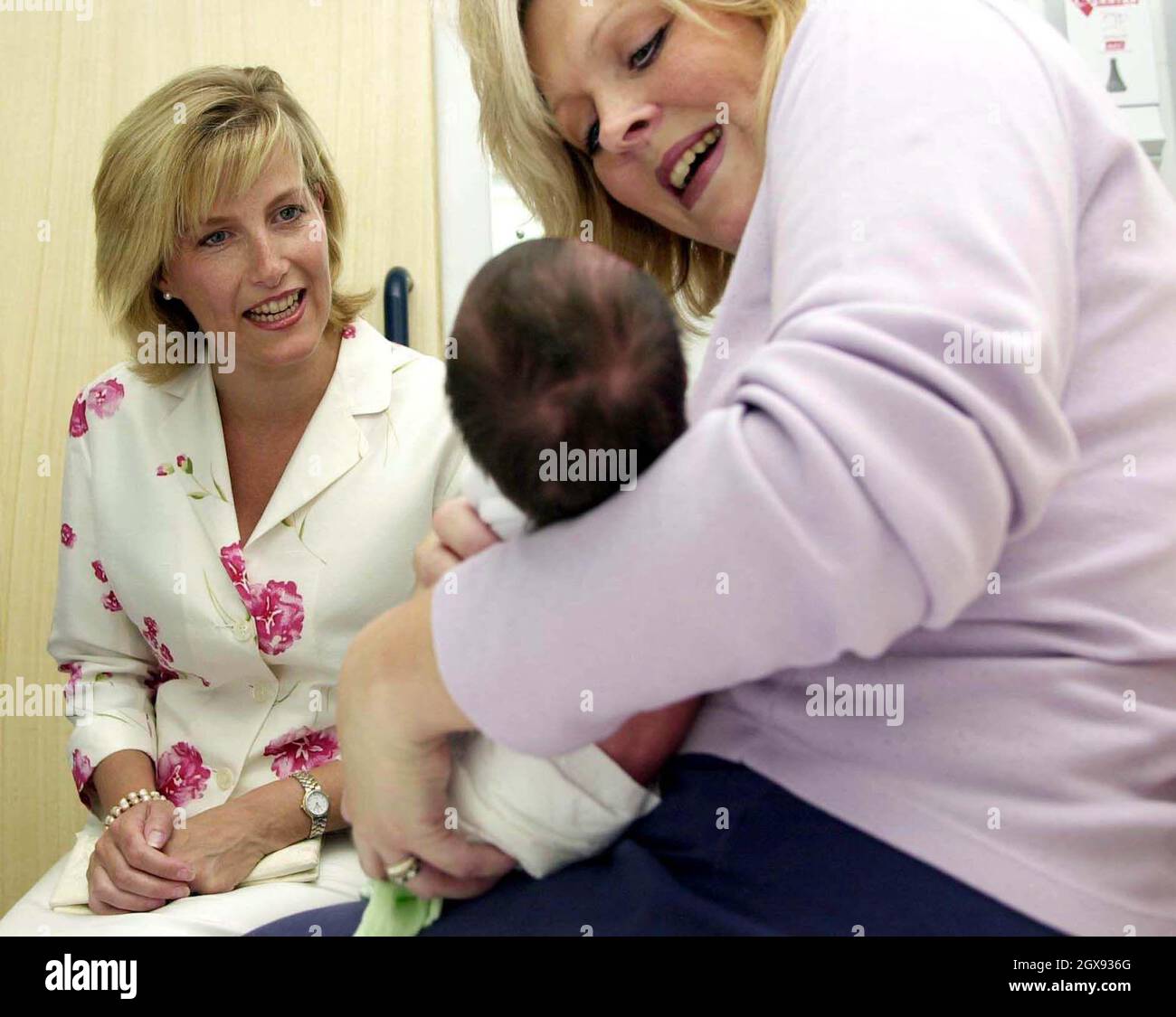 La condesa de Wessex se reúne con nuevas madres en una sala de maternidad en el Hospital Frimley Park de Surrey. Foto de stock