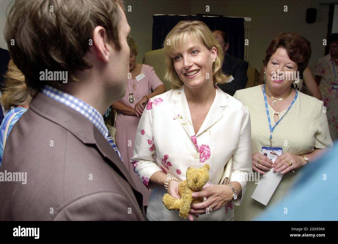 La condesa de Wessex se reúne con nuevas madres en una sala de maternidad en el Hospital Frimley Park de Surrey. Foto de stock