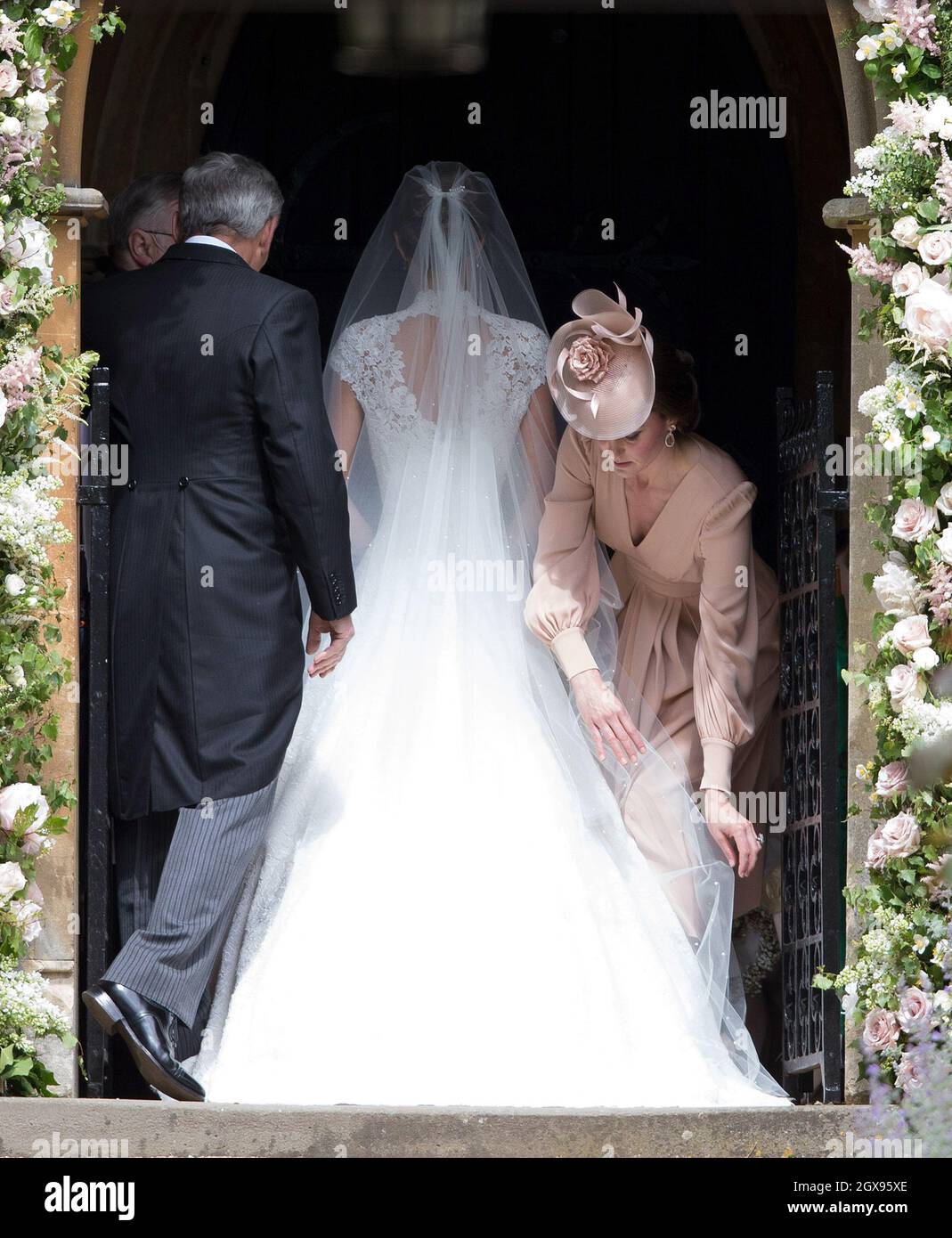 Catherine, duquesa de Cambridge ajusta el vestido de la novia como Pippa  Middleton llega con su padre Michael Middleton para su boda con James  Matthews en la Iglesia de San Marcos, Englefield