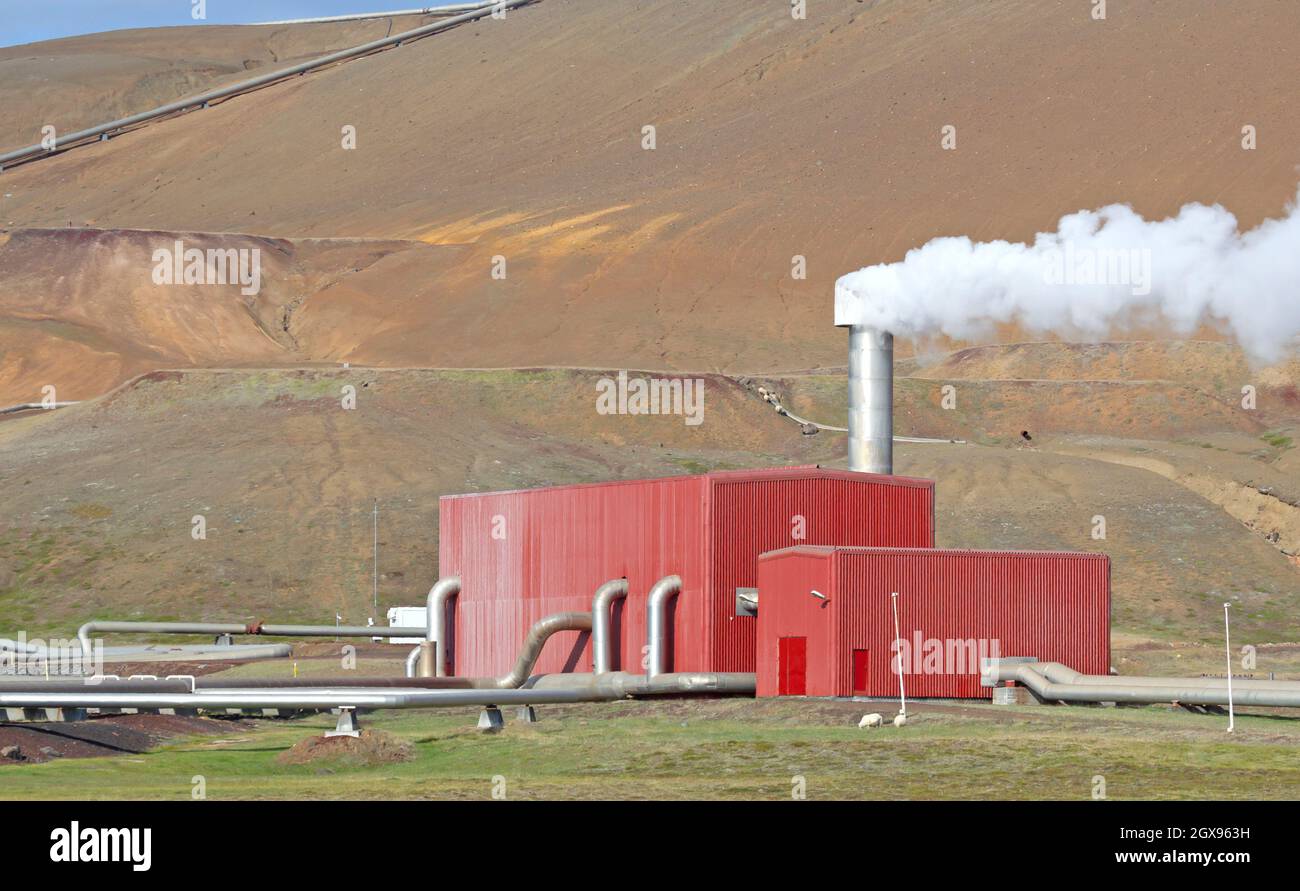 Área de fábrica, procesamiento de agua a alta presión para energía verde, norte de Islandia Foto de stock