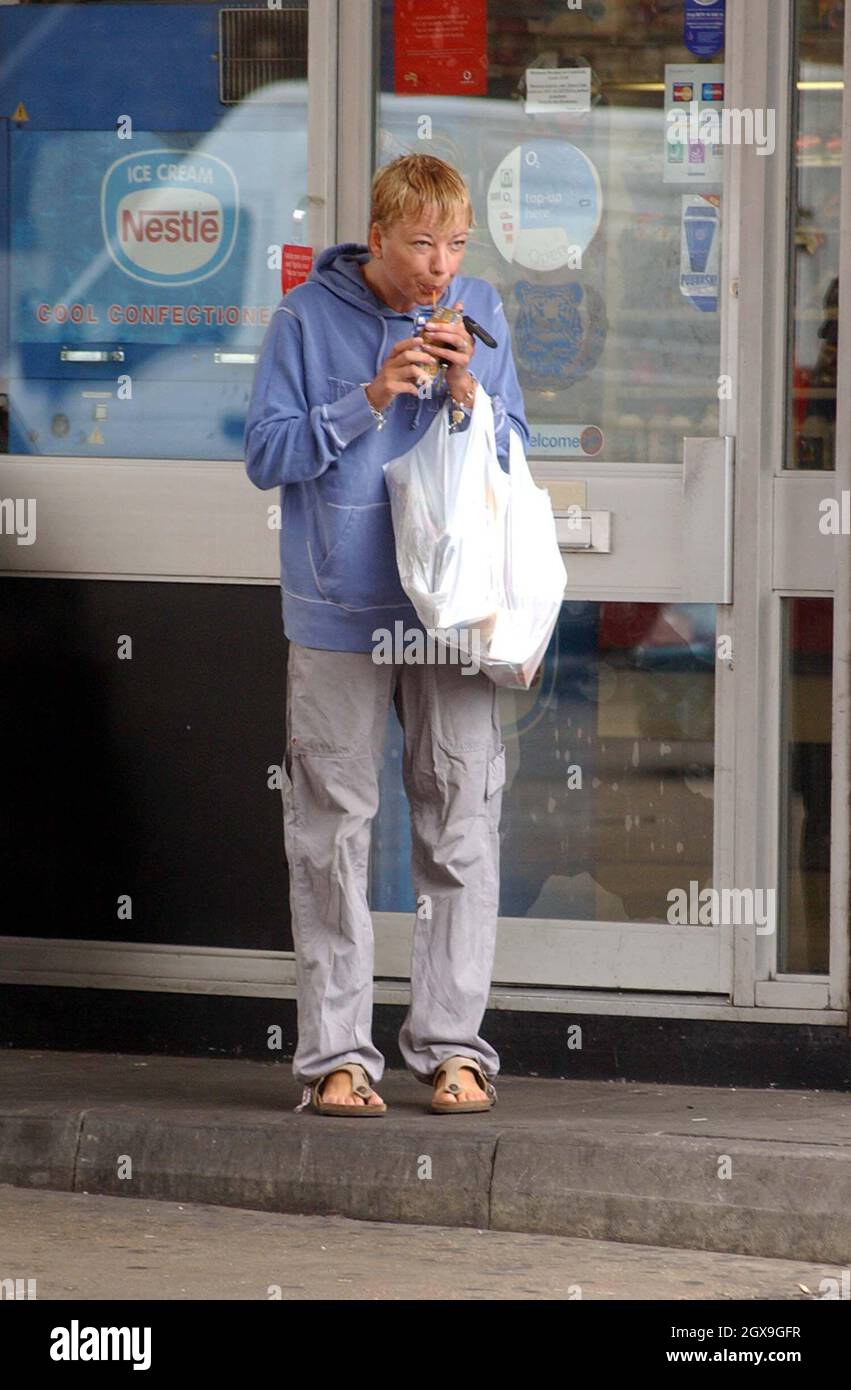 Sara Cox en un garaje de gasolina en el norte de Londres. Sandalias,  ásperas, beber. Â©Morrison/Huckle/allaction.co.uk CUADROS EXCLUSIVOS DE  TODA LA ACCIÓN Fotografía de stock - Alamy