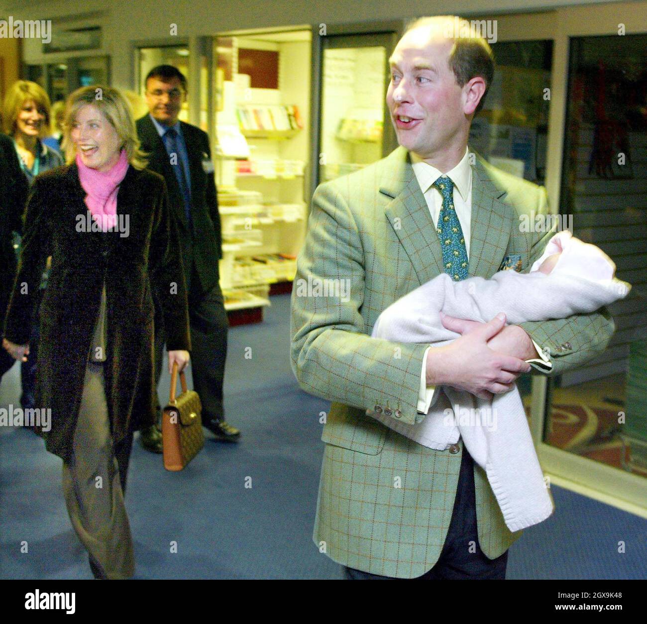 El conde y la condesa de Wessex abandonan el Frimley Park Hospital cerca de Londres con su hija recién nacida. Â©Anwar Hussein/allactiondigital.com Foto de stock