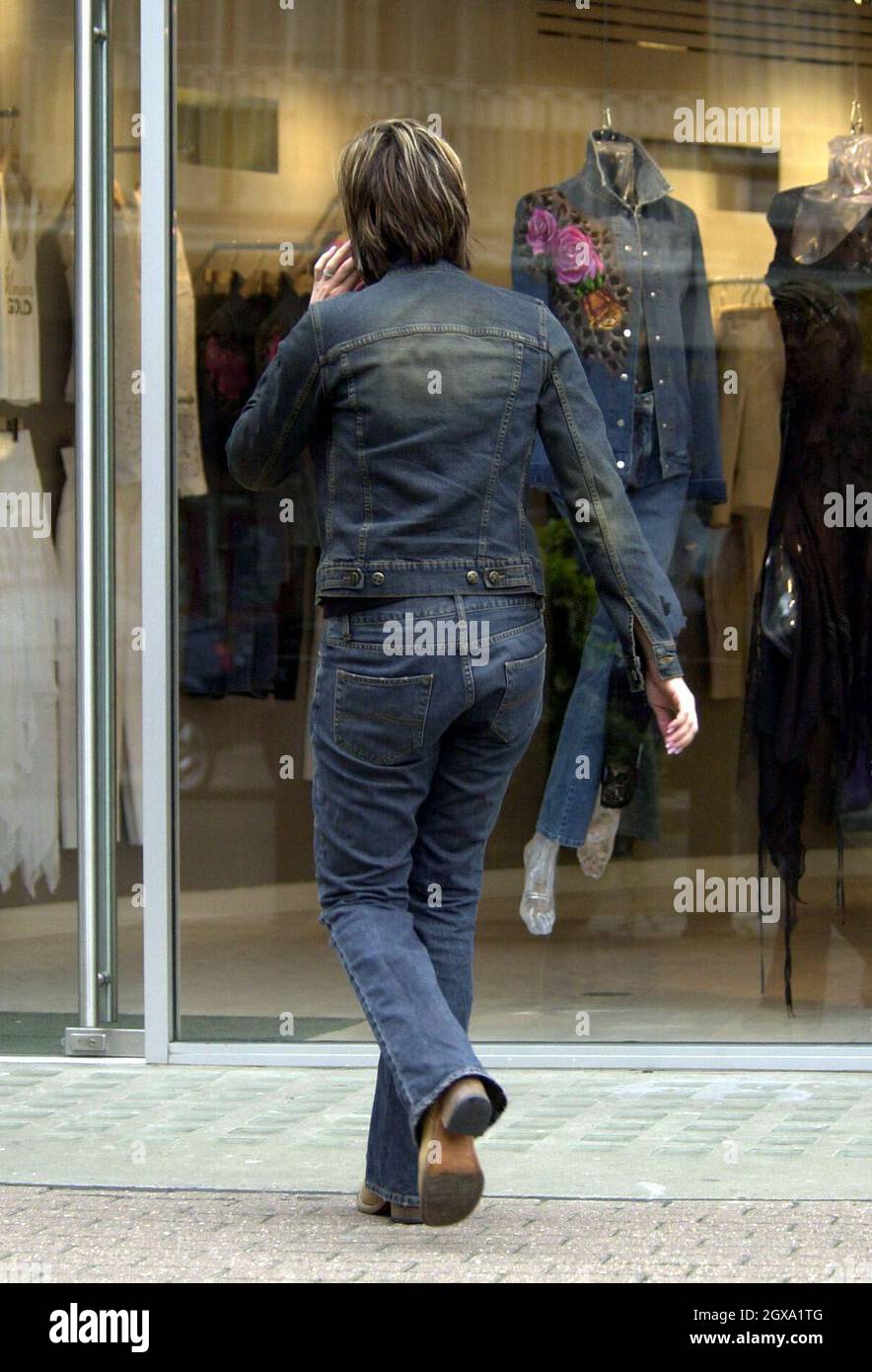Victoria Beckham saliendo de la tienda ''RICCI BURNS'' en el SW de Londres después de comprar su traje para la fiesta del domingo ''Beckingham Palace'' fotografiado saliendo con su hermano Christian
