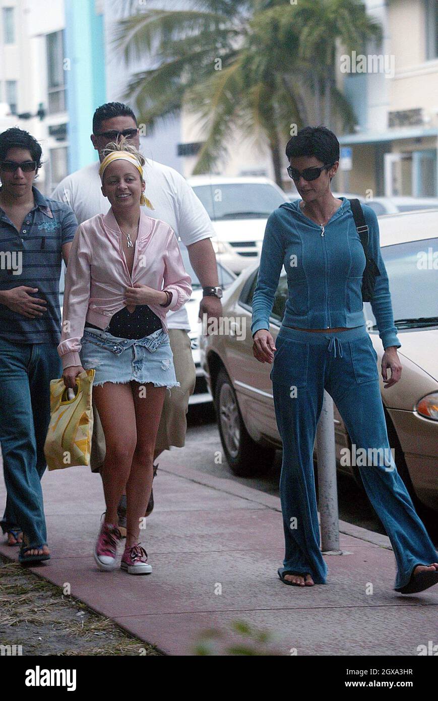 Nicole Richie caminando en Miami Beach con un amigo Ingrid Casares  (Madonnas Ex novia Fotografía de stock - Alamy