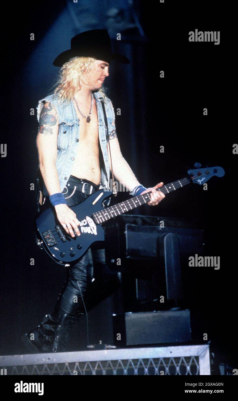 Duff McKagen, bajista de The Guns and Roses, tocando en directo en 