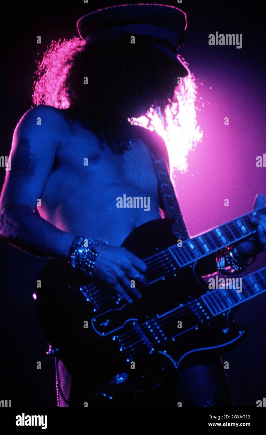 Slash de Guns and Roses tocando una guitarra doble en vivo en concierto  Fotografía de stock - Alamy