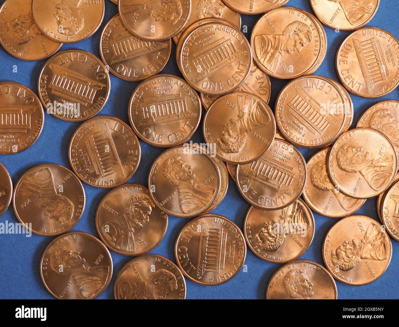 Moneda de un centavo en dólares (USD), moneda de los Estados Unidos sobre fondo azul. Foto de stock