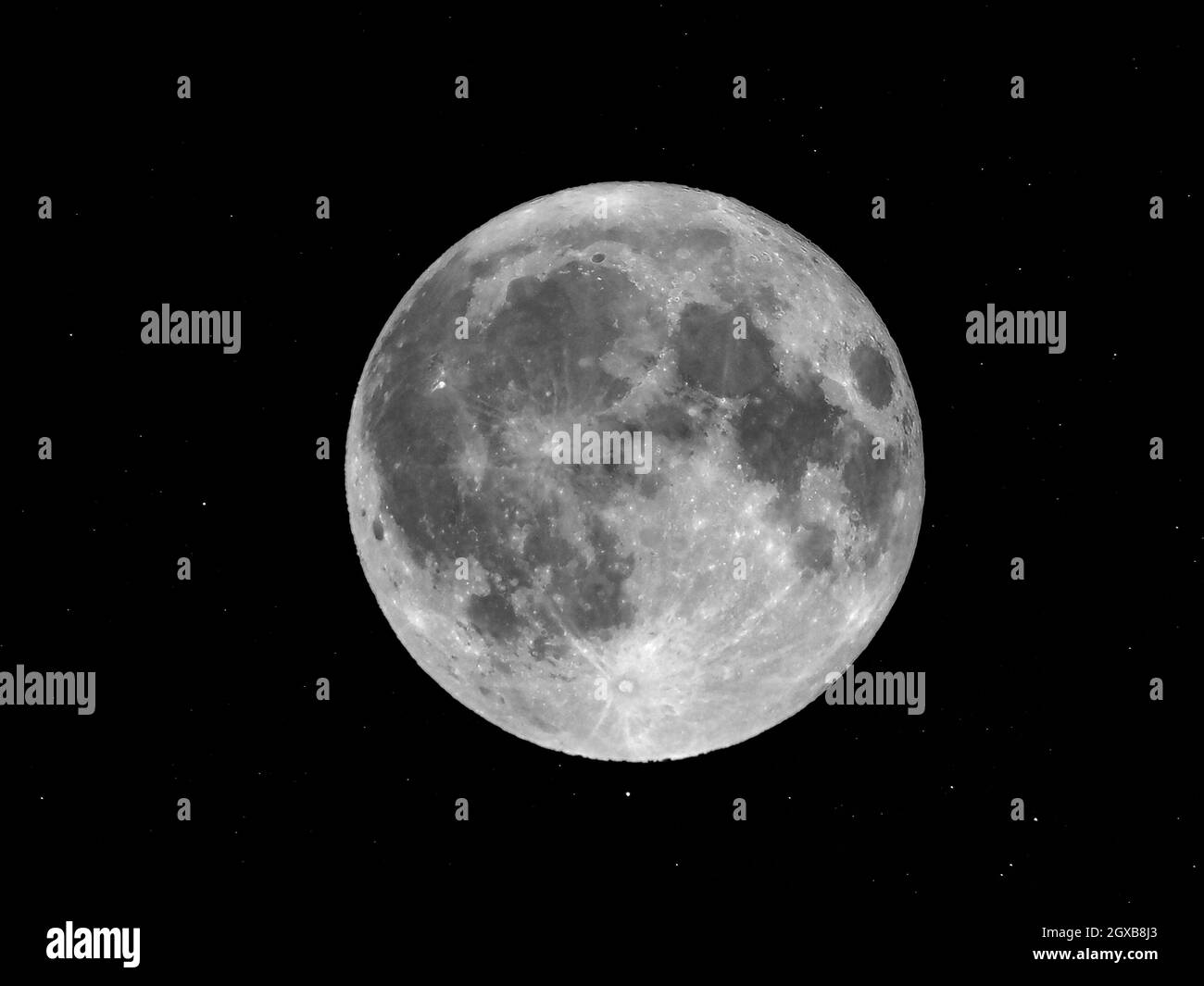 Luna llena con estrellas - vista a través de un telescopio Fotografía de  stock - Alamy