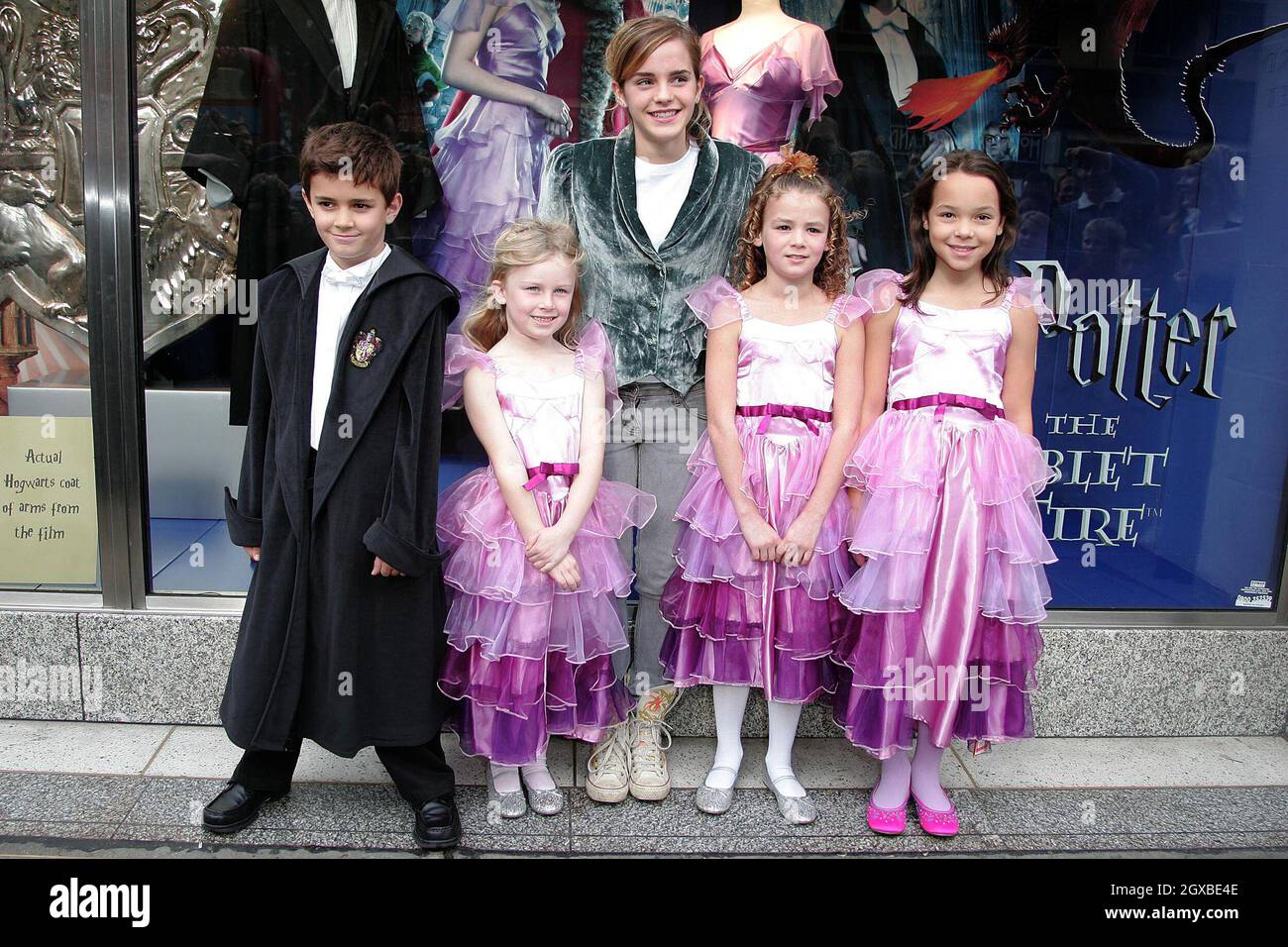Emma Watson, también conocida como Hermione Granger, lanzó la gama de ropa  y vestido de Harry Potter y el Goblet of Fire en Marks and Spencer, Marble  Arch, Londres Fotografía de stock -