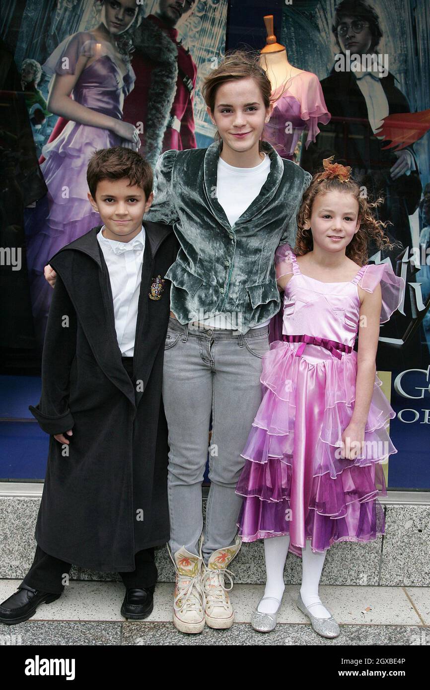 Emma Watson, también conocida como Hermione Granger, lanzó la gama de ropa y vestido de Harry Potter y el Goblet of Fire en Marks and Spencer, Marble Arch, Londres de stock -