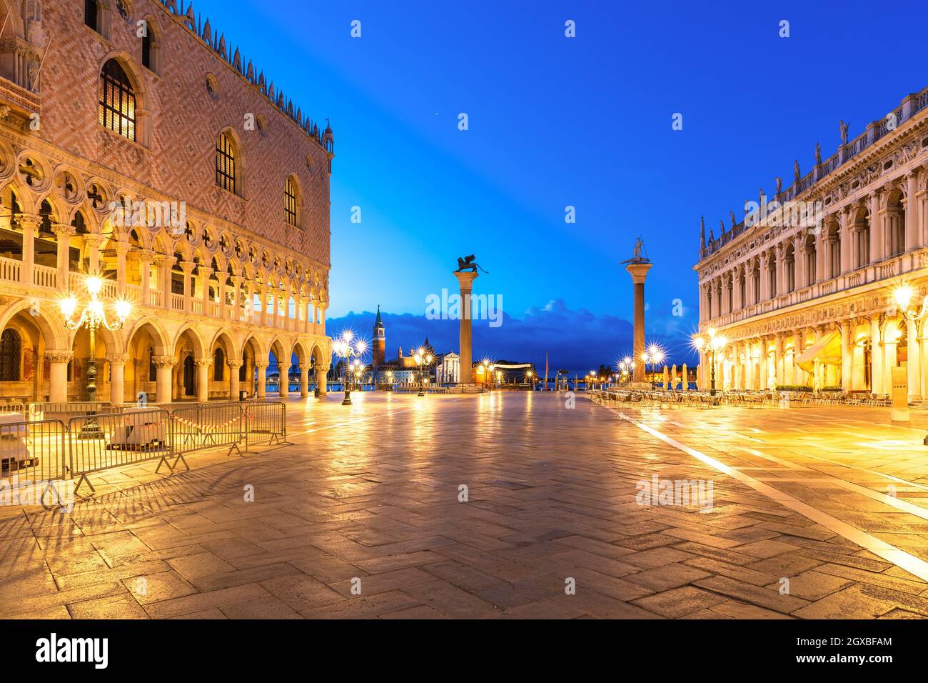 Piazza San Marco con Biblioteca Nacional de San Marcos, Columna de San Teodoro y Palacio Ducal, Venecia. Foto de stock