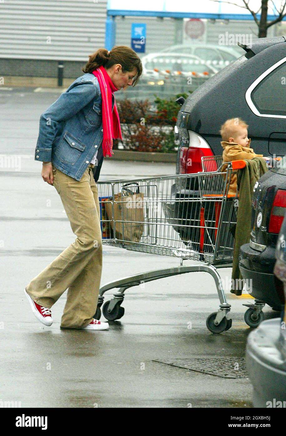 Jools Oliver asegura que la familia mantenga el apoyo para el empleador del papá Jamie Oliver Sainsbury supermercado llevando a los niños Poppy Honey y Daisy Boo para un lugar de compras en su tienda local. IMÁGENES EXCLUSIVAS DE TODA LA ACCIÓN DIGITAL Foto de stock